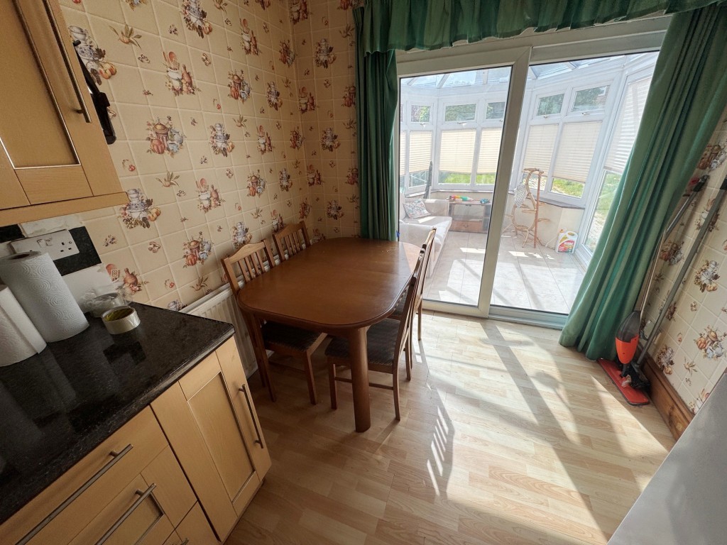 Lot: 160 - THREE-BEDROOM SEMI-DETACHED BUNGALOW WITH PARKING - Dining room area